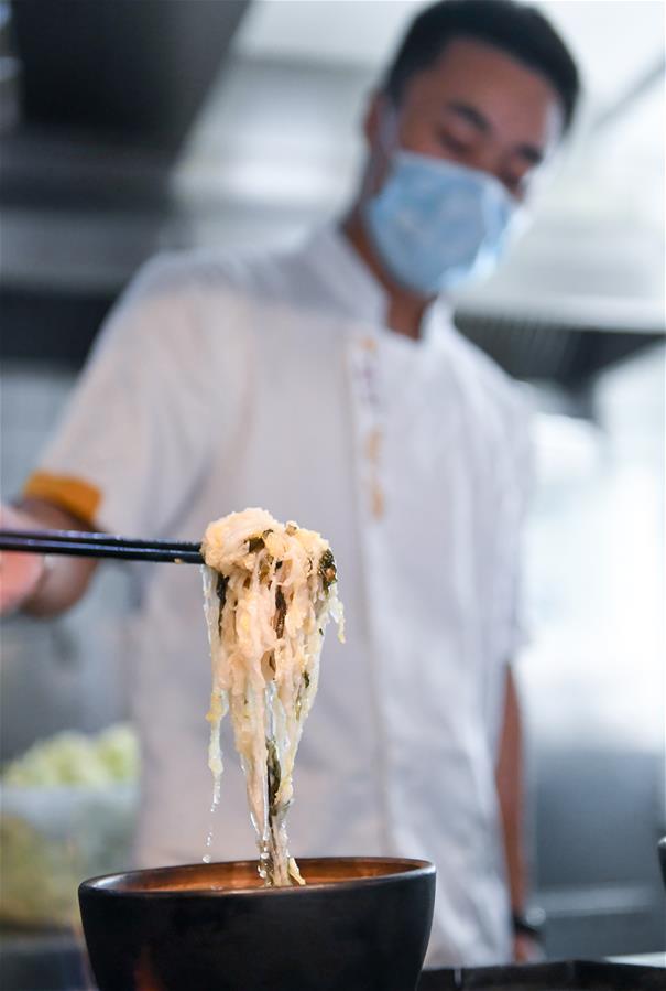 （在習近平新時代中國特色社會主義思想指引下&mdash;&mdash;新時代新作為新篇章&middot;習近平總書記關切事&middot;圖文互動）（1）讓&ldquo;舌尖上的節約&rdquo;成為習慣&mdash;&mdash;全社會營造浪費可恥、節約為榮的氛圍掃描