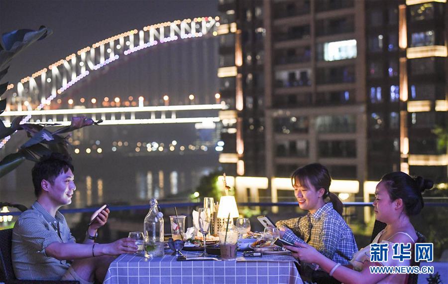 （新華全媒頭條&middot;走向我們的小康生活&middot;圖文互動(dòng)）（12）大城大鄉(xiāng)的&ldquo;幸福協(xié)奏曲&rdquo;&mdash;&mdash;重慶推動(dòng)高質(zhì)量發(fā)展創(chuàng)造高品質(zhì)生活紀(jì)事