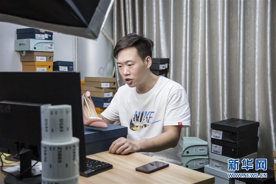 （總書記推動(dòng)的改革身邊事&middot;就業(yè)創(chuàng)業(yè)改革篇&middot;圖文互動(dòng)）（1）特寫：&ldquo;網(wǎng)絡(luò)主播背后是轟鳴的工廠&rdquo;&mdash;&mdash;聆聽經(jīng)濟(jì)復(fù)蘇的新訊號(hào)