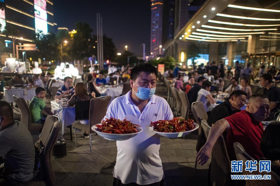 （在習近平新時代中國特色社會主義思想指引下&mdash;&mdash;新時代新作為新篇章&middot;習近平總書記關切事&middot;圖文互動）（4）消費回暖市聲新&mdash;&mdash;內需動力不斷釋放的市場觀察