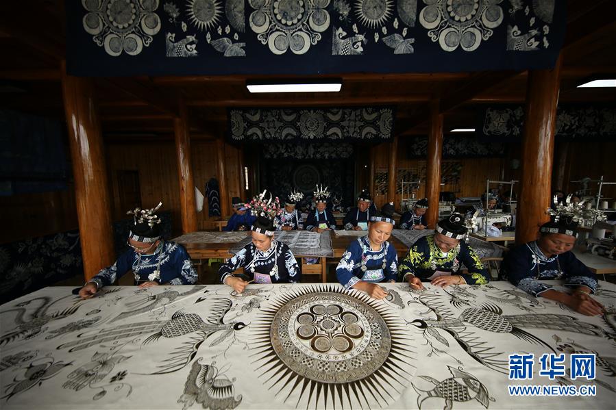 #(決戰決勝脫貧攻堅·圖文互動)(5)一個小鎮“撬動”整縣脫貧——社會扶貧的貴州丹寨樣板