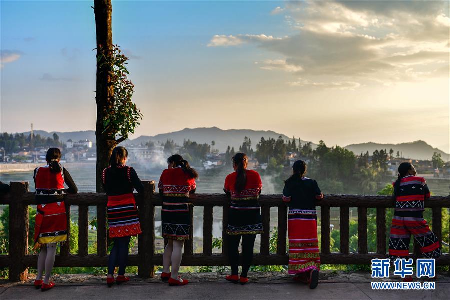（新華全媒頭條&middot;決戰(zhàn)決勝脫貧攻堅&middot;督戰(zhàn)未摘帽貧困縣&middot;圖文互動）（13）脫貧的歌聲&mdash;&mdash;云南直過民族和人口較少民族共入新時代