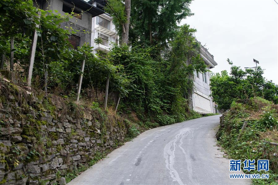 (集中連片特困地區貧困村調研行·圖文互動)(2)百果園里幸福長——湖南鳳凰縣菖蒲塘村脫貧調查