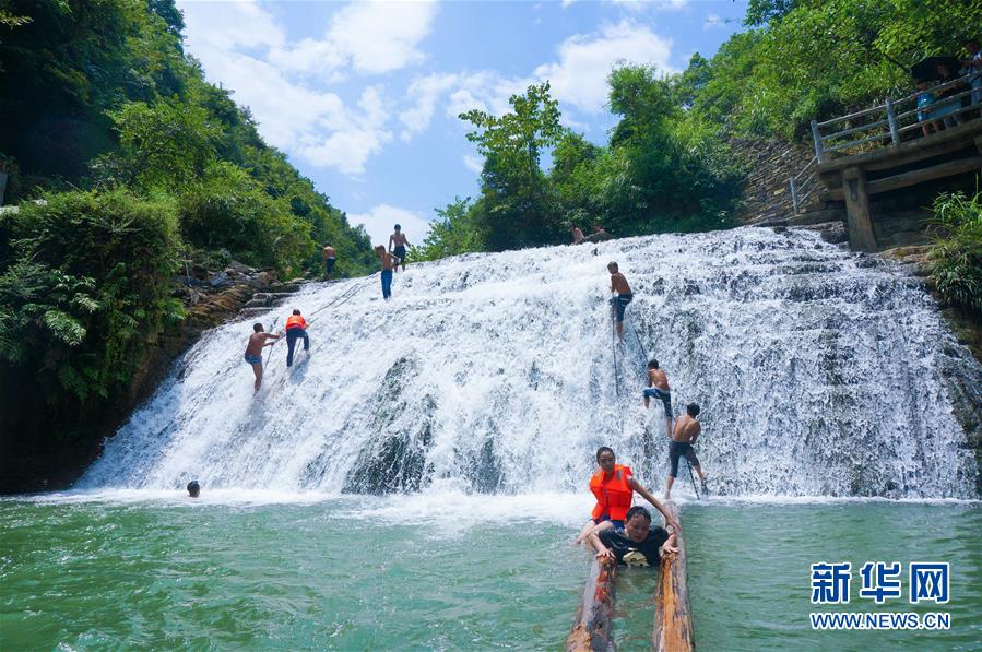 (集中連片特困地區貧困村調研行·圖文互動)(5)百果園里幸福長——湖南鳳凰縣菖蒲塘村脫貧調查
