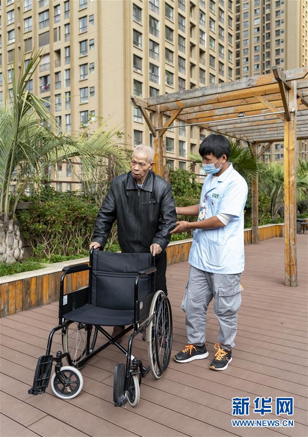 （五中全會精神在基層&middot;圖文互動）（1）許你一個暖暖的&ldquo;人生秋天&rdquo;&mdash;&mdash;看&ldquo;春城&rdquo;這座小樓如何盤活養老事業