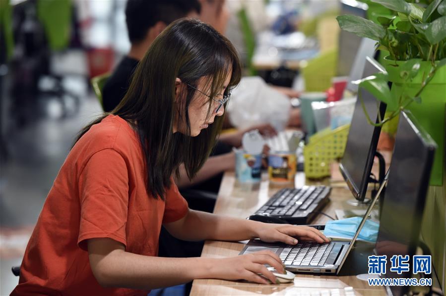 （新華全媒頭條&middot;兩會特別報道）（3）攻堅克難贏未來&mdash;&mdash;從政府工作報告看2020年中國發(fā)展走向 