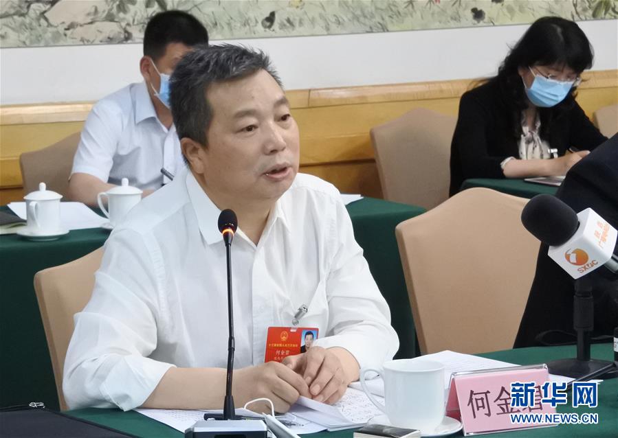 （兩會&middot;熱點畫報）（5）代表委員建言統籌做好經濟社會發展工作