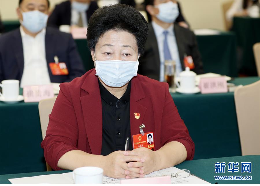 （兩會&middot;熱點(diǎn)畫報）（12）代表委員建言統(tǒng)籌做好經(jīng)濟(jì)社會發(fā)展工作