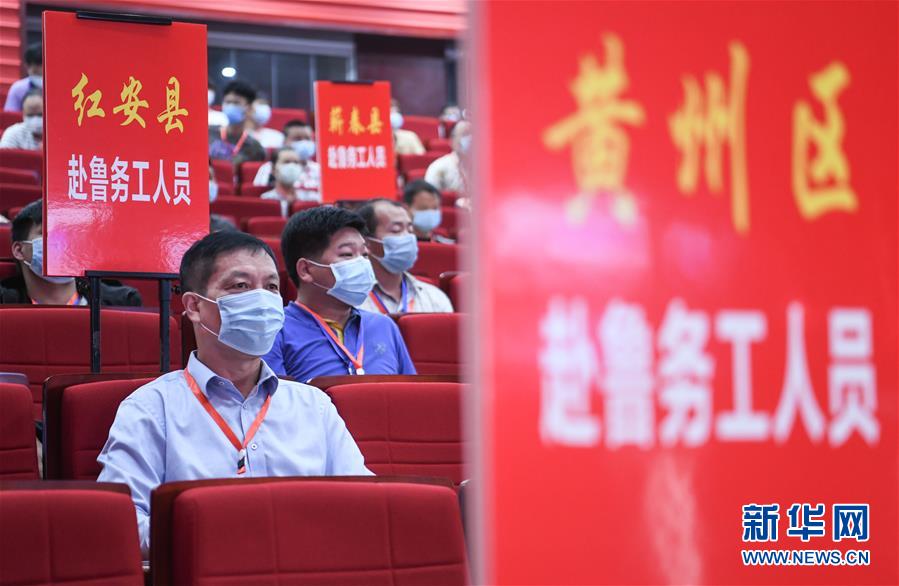 （兩會&middot;熱點畫報）（15）代表委員建言統籌做好經濟社會發展工作