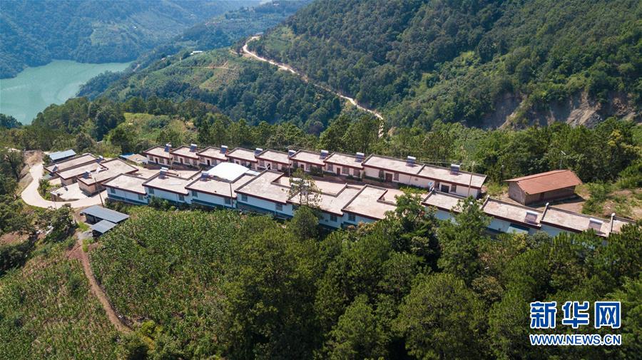 (在習近平新時代中國特色社會主義思想指引下——新時代新作為新篇章·總書記關心的百姓身邊事·圖文互動)(1)“四好農村路”:通向幸福,通向遠方