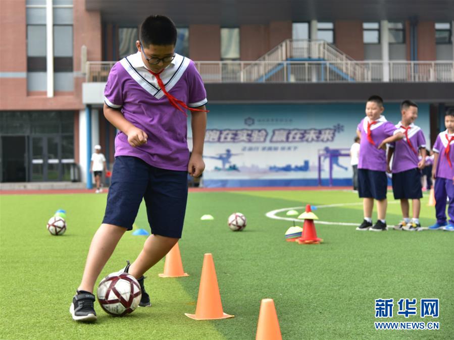 （體育&middot;圖文互動）（2）（在習近平新時代中國特色社會主義思想指引下&mdash;&mdash;新時代新作為新篇章&middot;總書記關心的百姓身邊事）奔跑吧，少年！&mdash;&mdash;體育讓孩子們插上強壯的翅膀（配本社同題文字稿）