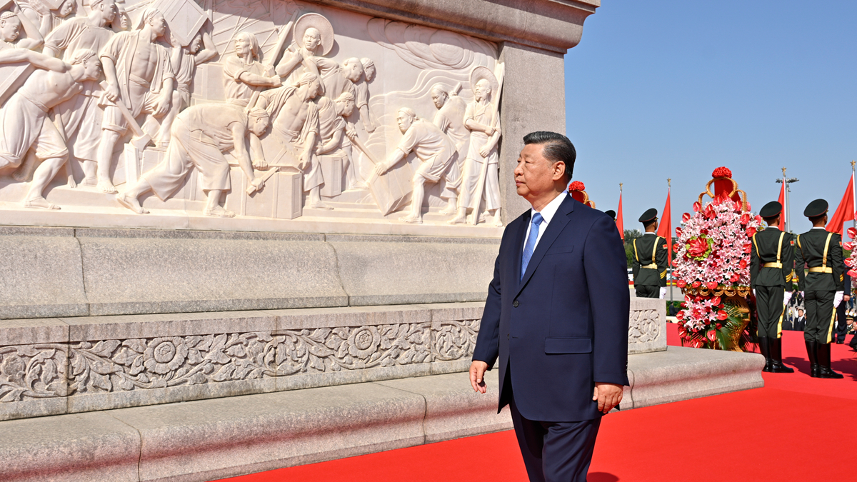 習(xí)近平等黨和國家領(lǐng)導(dǎo)人出席烈士紀(jì)念日向人民英雄敬獻(xiàn)花籃儀式