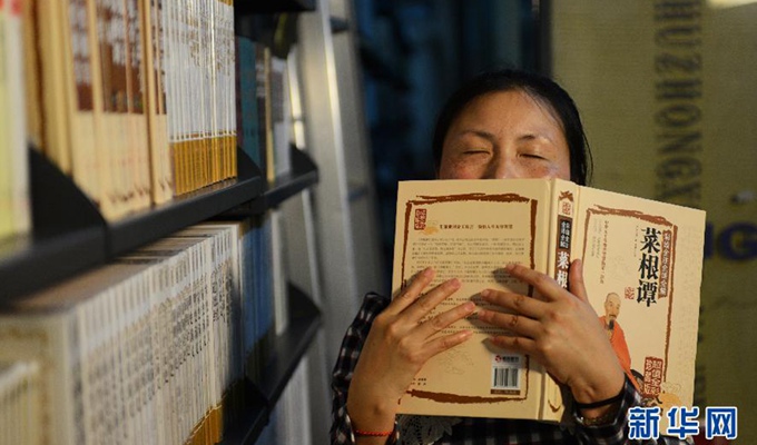 劉芳在貴陽市白云區西南風書店&ldquo;聞書香&rdquo;