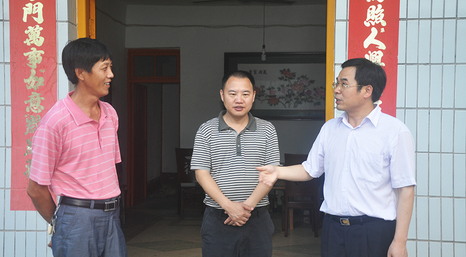 他對群眾好 群眾跟他親&mdash;&mdash;追記獻(xiàn)身羅霄山區(qū)脫貧攻堅事業(yè)的湖南炎陵縣委原書記黃詩燕