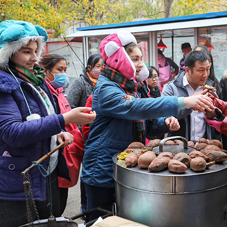 金發小妞賣地瓜&mdash;&mdash;一對美國姐妹的中國夢