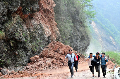 實拍：志愿者冒飛石向災區挺進！