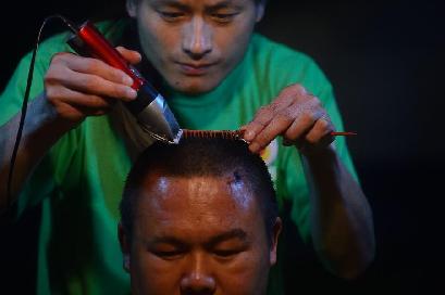 &ldquo;無聲理發師&rdquo;懷感恩之心服務災區