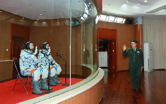 范長龍看望神舟十一號航天員景海鵬、陳冬