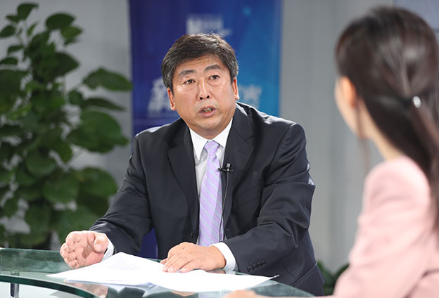 具體落在實(shí)處就是把方向，管大局，保落實(shí)