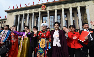 閉幕會后，代表走出人民大會堂