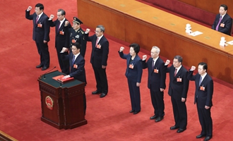 國(guó)務(wù)院副總理、國(guó)務(wù)委員、秘書長(zhǎng)進(jìn)行憲法宣誓