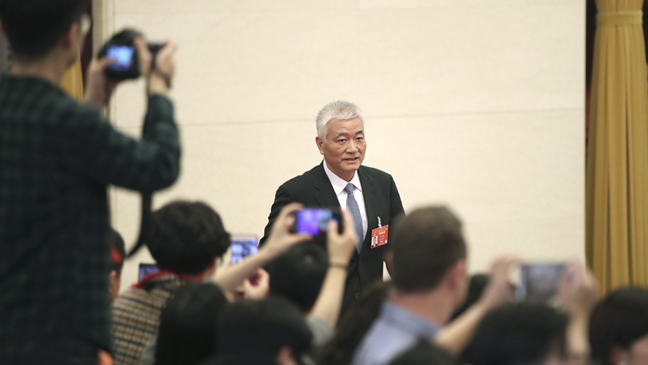 王志剛步入&ldquo;部長通道&rdquo;，準備接受采訪