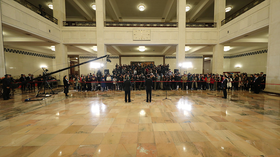 全國政協委員在&ldquo;委員通道&rdquo;接受采訪