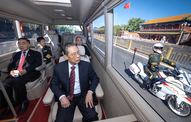 學習快評丨以國之名向最美天使致敬！