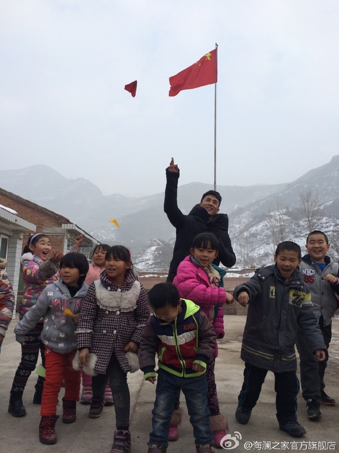 2015年&ldquo;多一克溫暖&rdquo;著名演員杜淳加入溫暖行動。暖男杜淳很快和孩子們打成了一片，他和孩子們聊起了夢想，讓孩子們將它寫在紙上并折成紙飛機，領著孩子們來到操場上將帶著夢想紙飛機放飛。