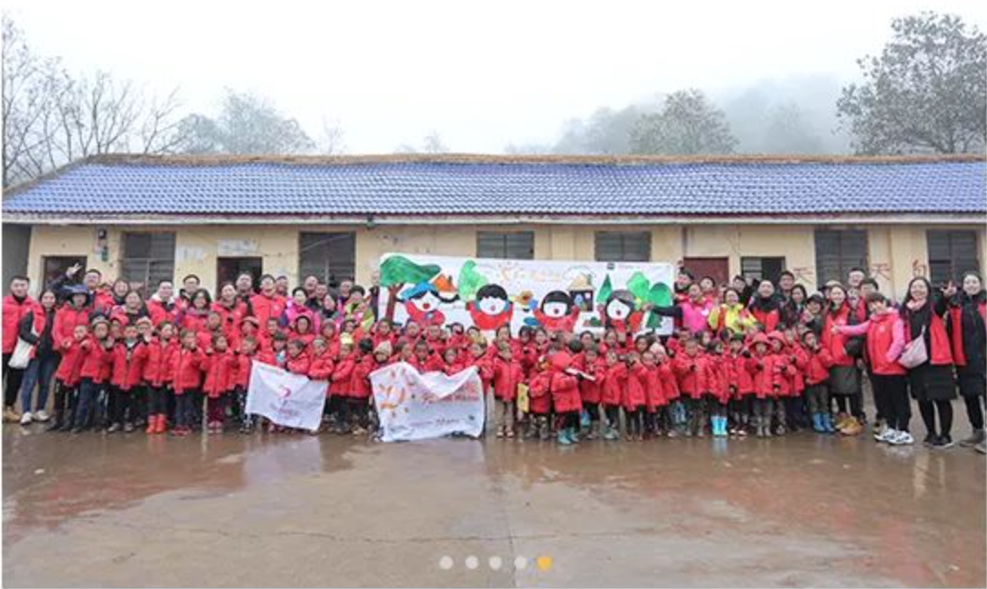 2018年11月6日，&ldquo;多一克溫暖&rdquo;團隊走進大涼山深處。為孩子們送去冬衣的同時，海瀾之家聯合網易打造在線課程平臺，把優質的教育資源也傳遞到偏遠山區。同年，知名導演陸川特別參與監制了&ldquo;多一克溫暖&rdquo;微電影《信歌》，為山區送去&ldquo;暖身又暖心&rdquo;的力量。