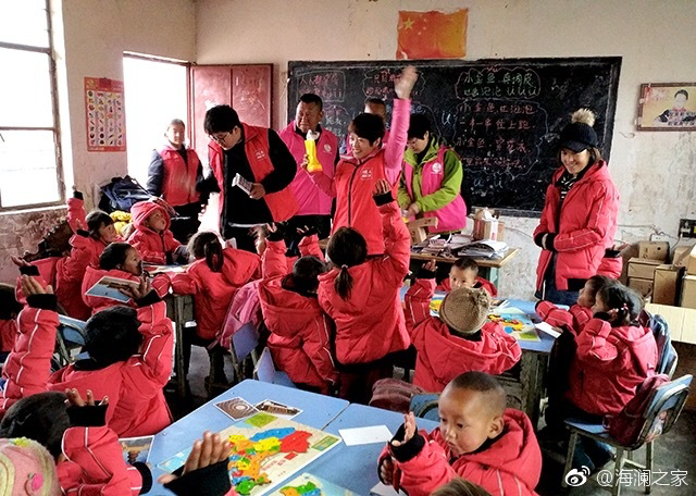 2018年，由海瀾之家攜手網易新聞打造的&ldquo;多一課溫暖&rdquo;課程平臺讓一間間溫暖的課堂走向深山與邊陲。帶著貼合孩子教育需求的線上內容和教師、各領域KOL及愛心人士組成的愛心團隊，海瀾之家用實際行動為孩子的教育加溫，踐行&ldquo;多一克溫暖&rdquo;。