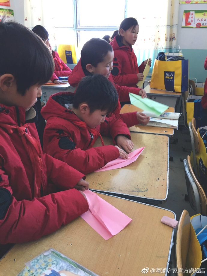 &ldquo;多一克溫暖&rdquo;的志愿者為孩子們帶去承載夢想的手工課，孩子們通過剪紙、畫畫、折紙飛機，讓自己的夢想在手中凝聚，隨紙飛機一起飛向天空，為凜冬帶來五彩斑斕的希望。