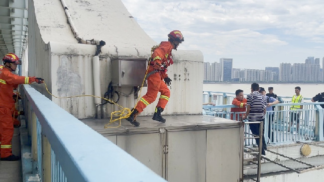 飛躍一撲！杭州消防員10秒救人