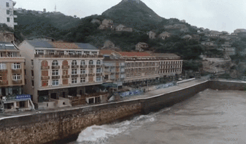 浙江臺州：臺風&ldquo;煙花&rdquo;逼近&mdash;&mdash;海上掀起風浪 伏休漁船轉移避風