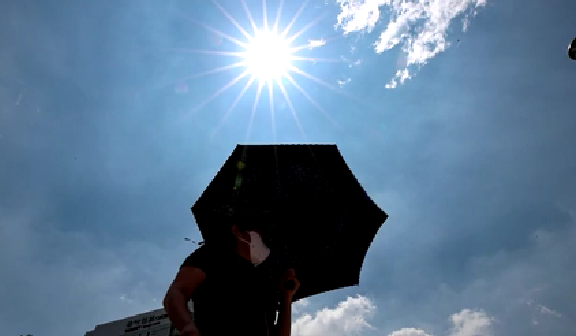 60℃！ 韓國(guó)多地迎高溫 柏油路幾近融化