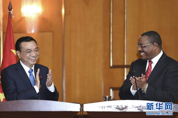 5月4日，國(guó)務(wù)院總理李克強(qiáng)在亞的斯亞貝巴與埃塞俄比亞總理海爾馬里亞姆舉行會(huì)談。這是會(huì)談結(jié)束后，李克強(qiáng)與海爾馬里亞姆共同會(huì)見(jiàn)記者。 新華社記者 李學(xué)仁 攝