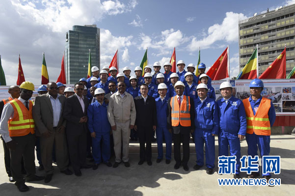 這是李克強同海爾馬里亞姆與施工人員合影留念。新華社記者 李學仁 攝 這是李克強同海爾馬里亞姆與施工人員合影留念。新華社記者 李學仁 攝