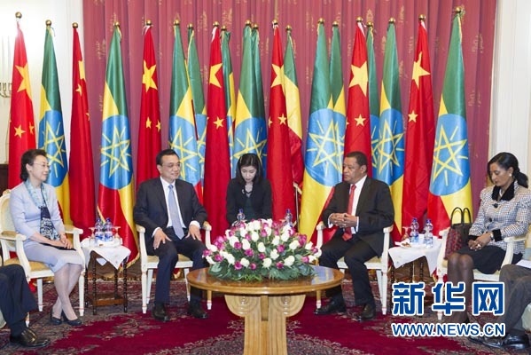 李克強(qiáng)總理夫人程虹、穆拉圖總統(tǒng)夫人梅阿扎參加會(huì)見(jiàn)。新華社記者王曄攝 李克強(qiáng)總理夫人程虹、穆拉圖總統(tǒng)夫人梅阿扎參加會(huì)見(jiàn)。新華社記者王曄攝