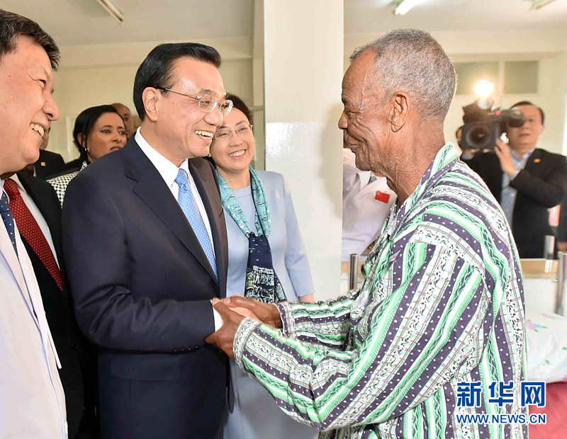 5月6日，中國國務院總理李克強與埃塞俄比亞總統穆拉圖一同來到亞的斯亞貝巴阿勒塔醫院，看望受益于中國免費白內障手術“光明行”活動的埃塞俄比亞患者。新華社記者 李濤 攝 