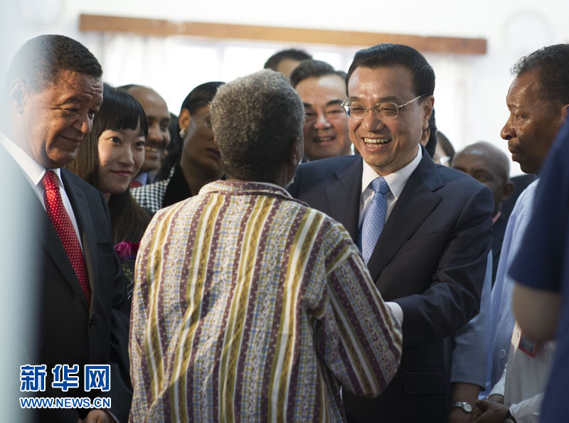 5月6日，中國國務院總理李克強與埃塞俄比亞總統穆拉圖一同來到亞的斯亞貝巴阿勒塔醫院，看望受益于中國免費白內障手術“光明行”活動的埃塞俄比亞患者。新華社記者 謝環馳 攝 