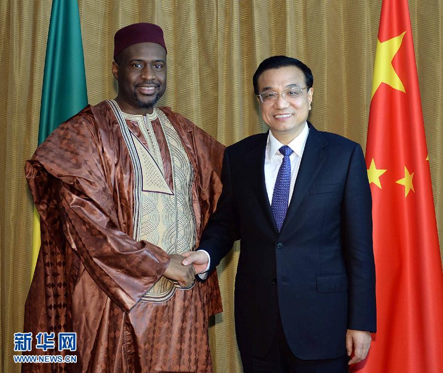 5月7日,正在尼日利亞訪問的國務院總理李克強在阿布賈會見出席第24屆世界經濟論壇非洲峰會全會的馬里總理馬拉。 新華社記者 李濤 攝 5月7日,正在尼日利亞訪問的國務院總理李克強在阿布賈會見出席第24屆世界經濟論壇非洲峰會全會的馬里總理馬拉。 新華社記者 李濤 攝