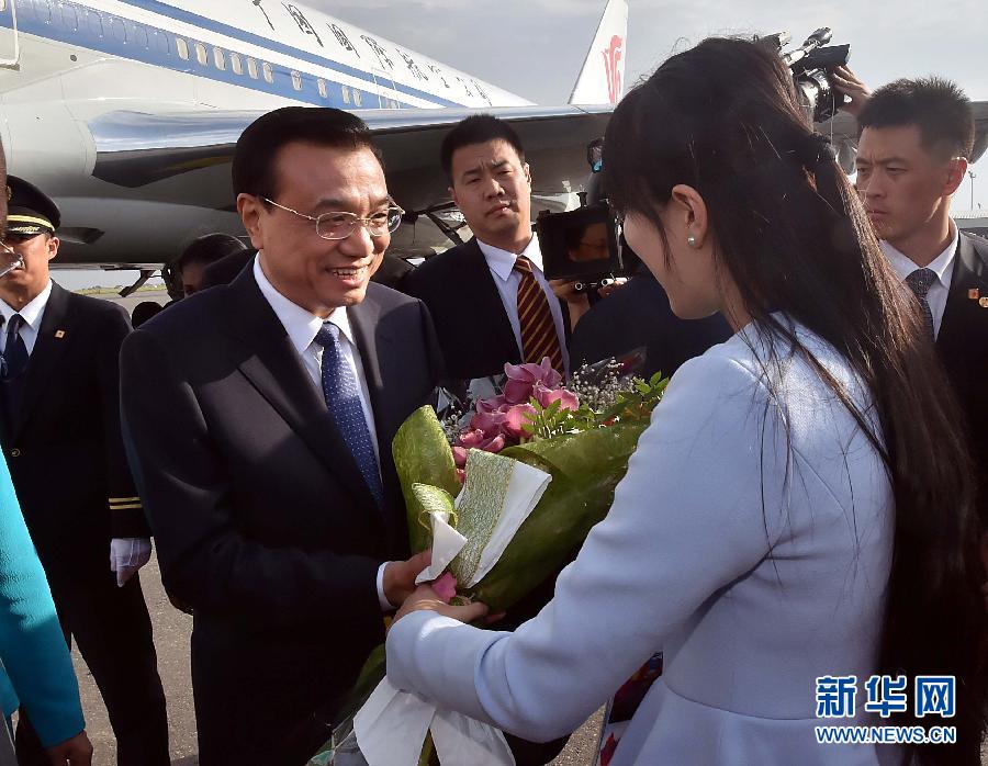 5月8日,應(yīng)安哥拉總統(tǒng)多斯桑托斯邀請(qǐng),中國(guó)國(guó)務(wù)院總理李克強(qiáng)乘專機(jī)抵達(dá)羅安達(dá)二月四日國(guó)際機(jī)場(chǎng),開始對(duì)安哥拉進(jìn)行正式訪問。 新華社記者李濤 攝 5月8日,應(yīng)安哥拉總統(tǒng)多斯桑托斯邀請(qǐng),中國(guó)國(guó)務(wù)院總理李克強(qiáng)乘專機(jī)抵達(dá)羅安達(dá)二月四日國(guó)際機(jī)場(chǎng),開始對(duì)安哥拉進(jìn)行正式訪問。 新華社記者李濤 攝