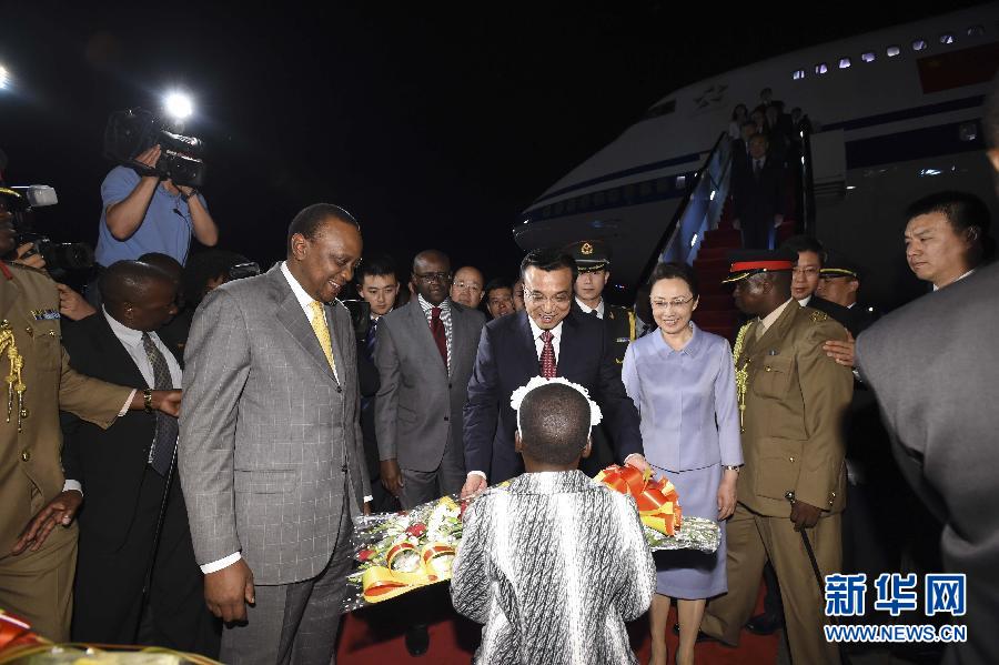 5月9日，應肯尼亞總統肯雅塔邀請，中國國務院總理李克強乘專機抵達內羅畢肯雅塔國際機場，開始對肯尼亞進行正式訪問。李克強總理夫人程虹同機抵達?？夏醽喛偨y肯雅塔和副總統魯托率肯政府高級官員到機場迎接。這是肯尼亞兒童向李克強夫婦獻上鮮花。新華社記者李學仁攝 