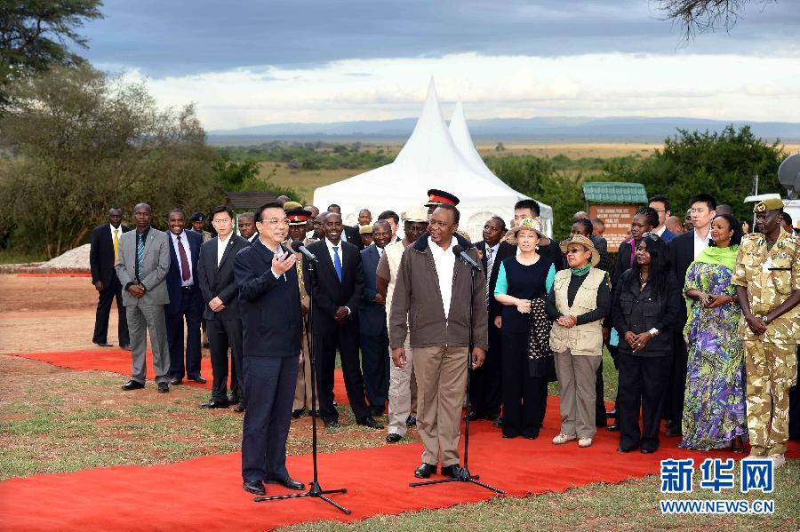 5月10日,國務院總理李克強與肯尼亞總統肯雅塔共同參觀肯尼亞內羅畢國家公園焚燒象牙紀念地,并對中外記者發表講話。肯尼亞副總統魯托陪同參觀。新華社記者 李濤 攝 5月10日,國務院總理李克強與肯尼亞總統肯雅塔共同參觀肯尼亞內羅畢國家公園焚燒象牙紀念地,并對中外記者發表講話。肯尼亞副總統魯托陪同參觀。新華社記者 李濤 攝