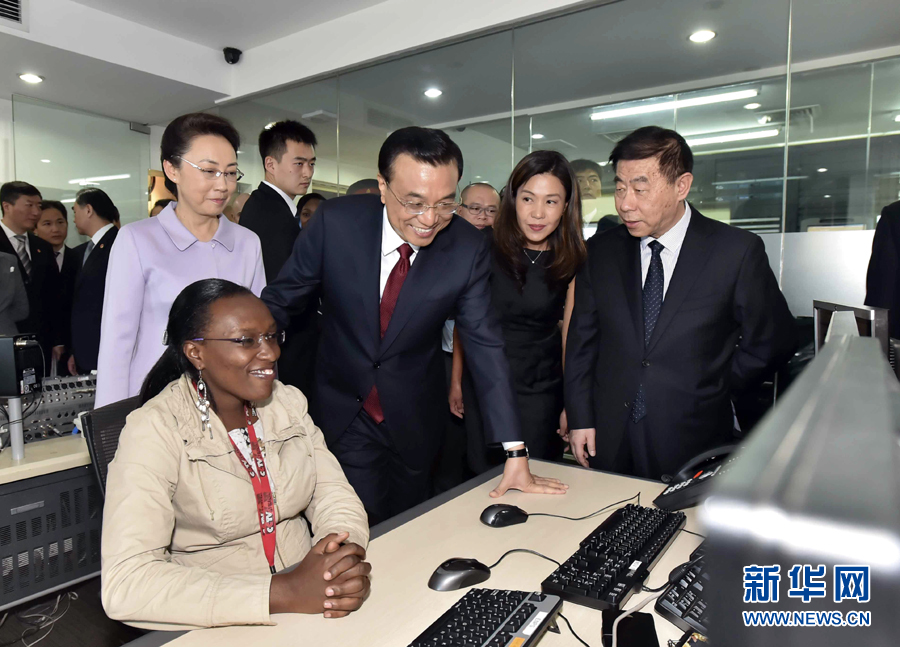 5月11日，中國國務院總理李克強在肯尼亞首都內羅畢看望并慰問中央電視臺非洲分臺員工。 新華社記者 李濤 攝 