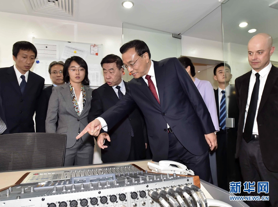 5月11日，中國國務院總理李克強在肯尼亞首都內羅畢看望并慰問中央電視臺非洲分臺員工。 新華社記者 李濤 攝 