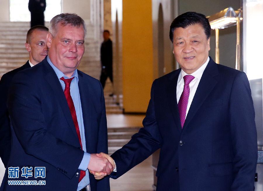 6月13日,中共中央政治局常委、中央書記處書記劉云山在赫爾辛基會見芬蘭社民黨主席、財政部長林內。 新華社記者姚大偉攝 6月13日,中共中央政治局常委、中央書記處書記劉云山在赫爾辛基會見芬蘭社民黨主席、財政部長林內。 新華社記者姚大偉攝