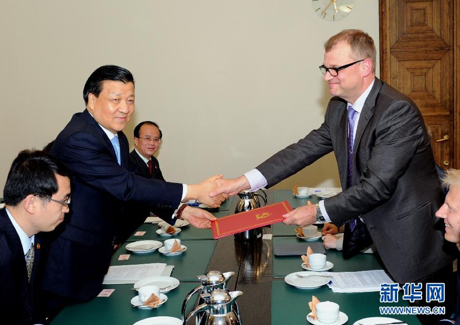 6月12日,中共中央政治局常委、中央書記處書記劉云山在赫爾辛基會見芬蘭中間黨主席西皮萊。 新華社記者饒愛民攝 6月12日,中共中央政治局常委、中央書記處書記劉云山在赫爾辛基會見芬蘭中間黨主席西皮萊。 新華社記者饒愛民攝