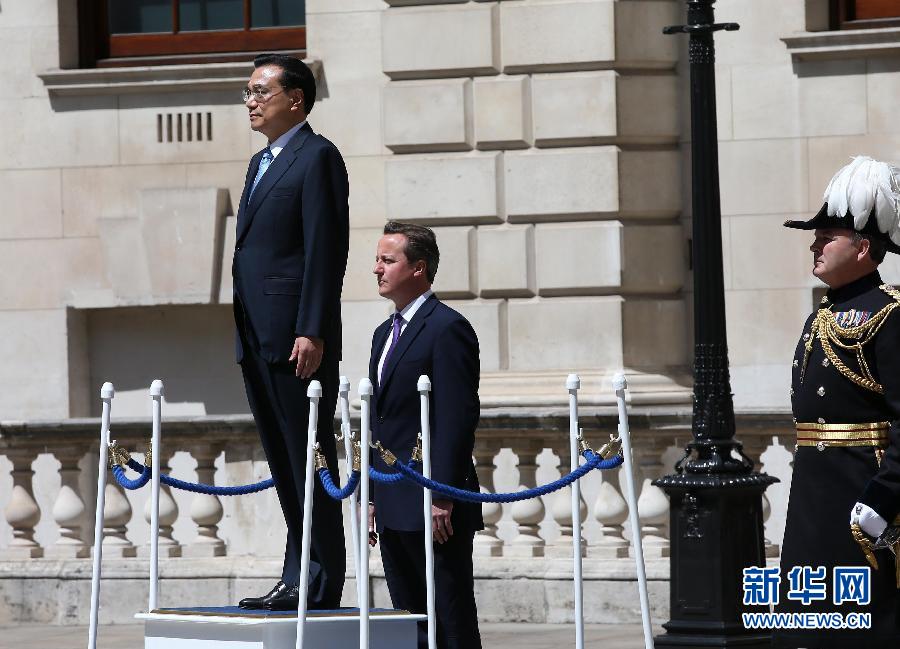 6月17日，中國國務院總理李克強在倫敦唐寧街10號首相府同英國首相卡梅倫舉行中英總理年度會晤。這是會晤前，卡梅倫為李克強舉行隆重的歡迎儀式。新華社記者 龐興雷 攝 