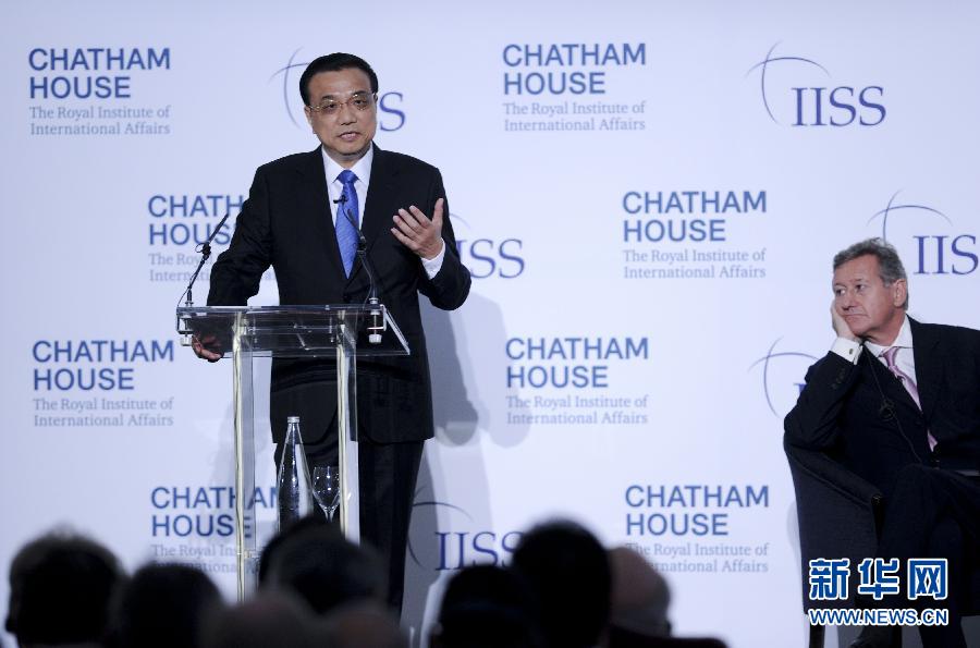 6月18日,國務(wù)院總理李克強(qiáng)在倫敦金融城市長官邸面向英國皇家國際問題研究所和國際戰(zhàn)略研究所兩大智庫發(fā)表題為《共建包容發(fā)展的美好世界》的演講。新華社記者 張鐸 攝 6月18日,國務(wù)院總理李克強(qiáng)在倫敦金融城市長官邸面向英國皇家國際問題研究所和國際戰(zhàn)略研究所兩大智庫發(fā)表題為《共建包容發(fā)展的美好世界》的演講。新華社記者 張鐸 攝